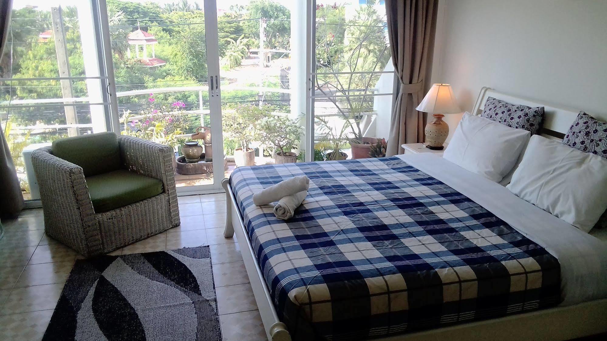 Corner Cafe Bed & Breakfast Хуахін Екстер'єр фото