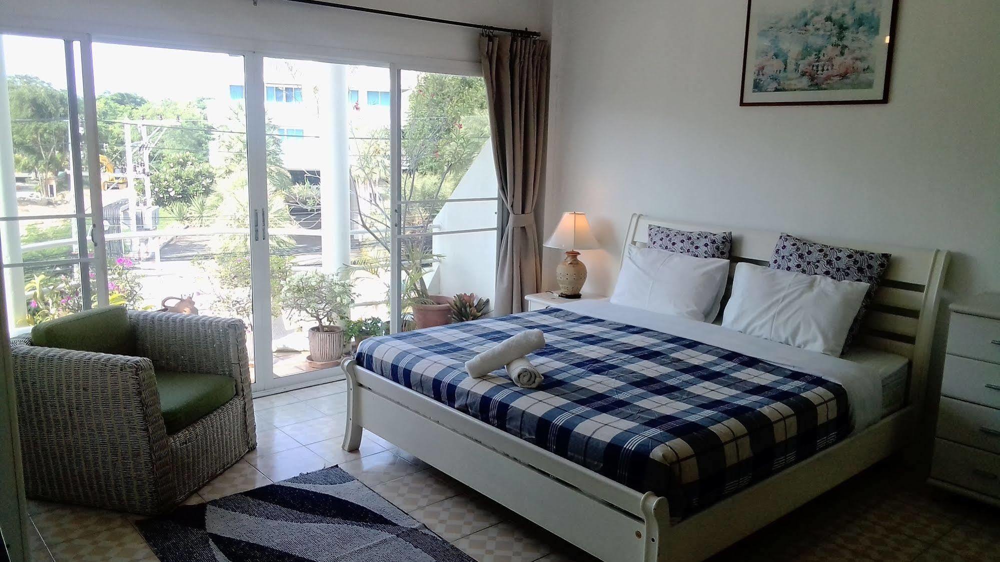 Corner Cafe Bed & Breakfast Хуахін Екстер'єр фото